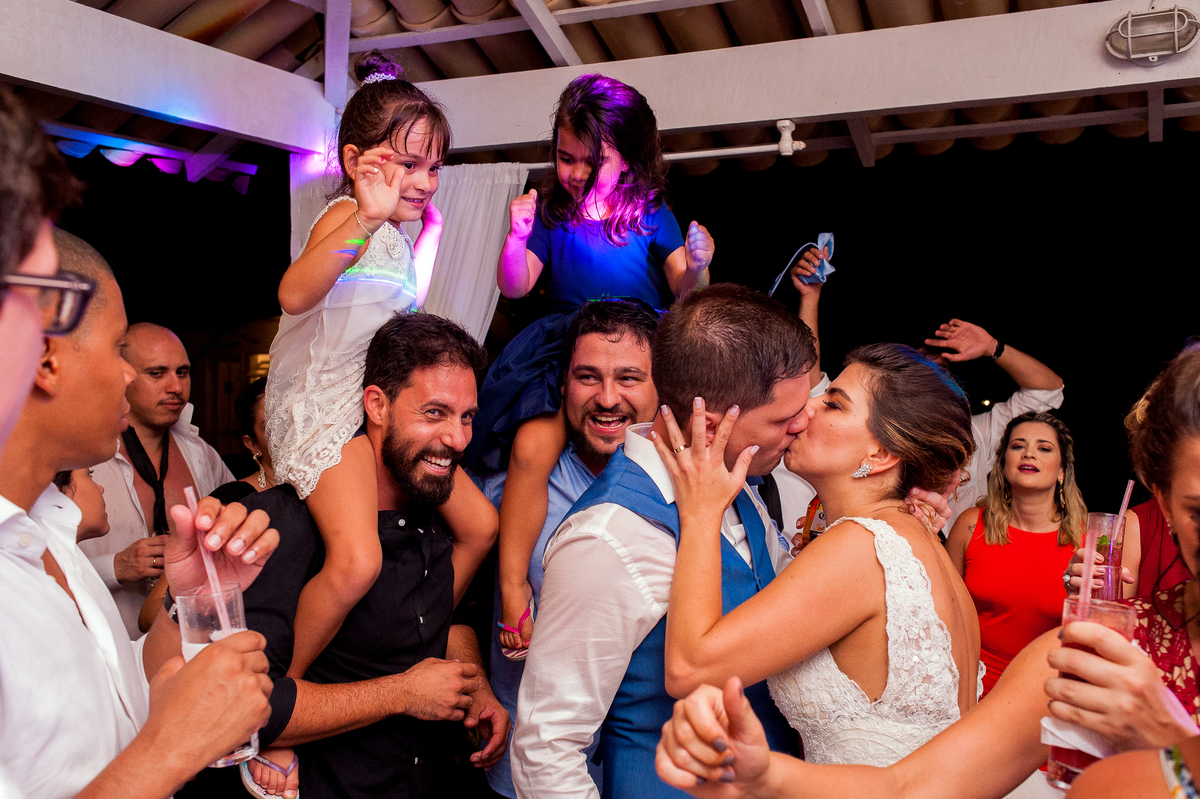 imagem das noivos em festa de casamento na pousada bucanero em búzios rio de janeiro
