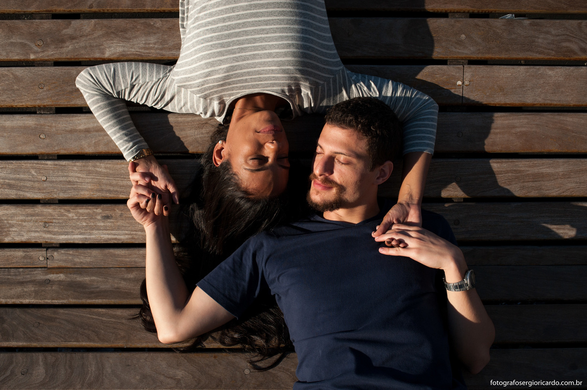 foto casal namorando no fim de tarde no rio de janeiro boulevard olímpico