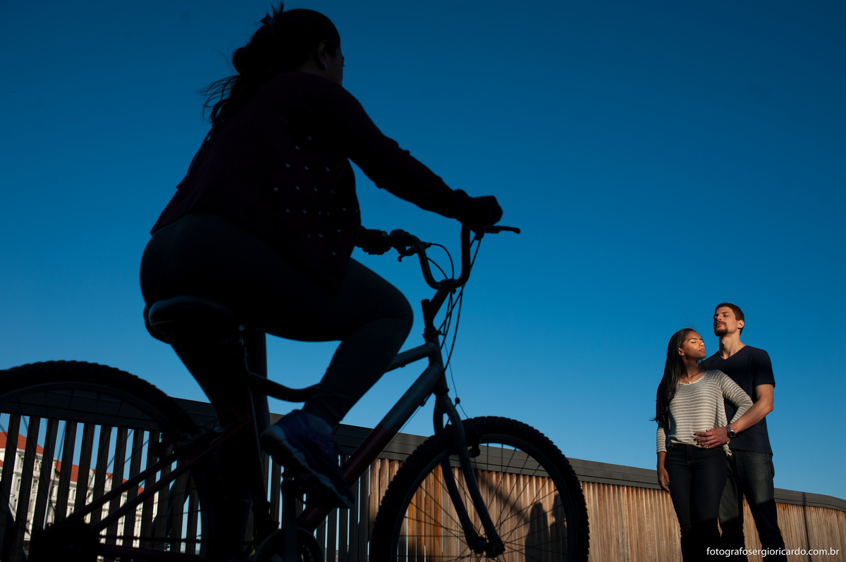 foto ensaio de namorados no boulevard olímpico com uma ciclista rio de janeiro