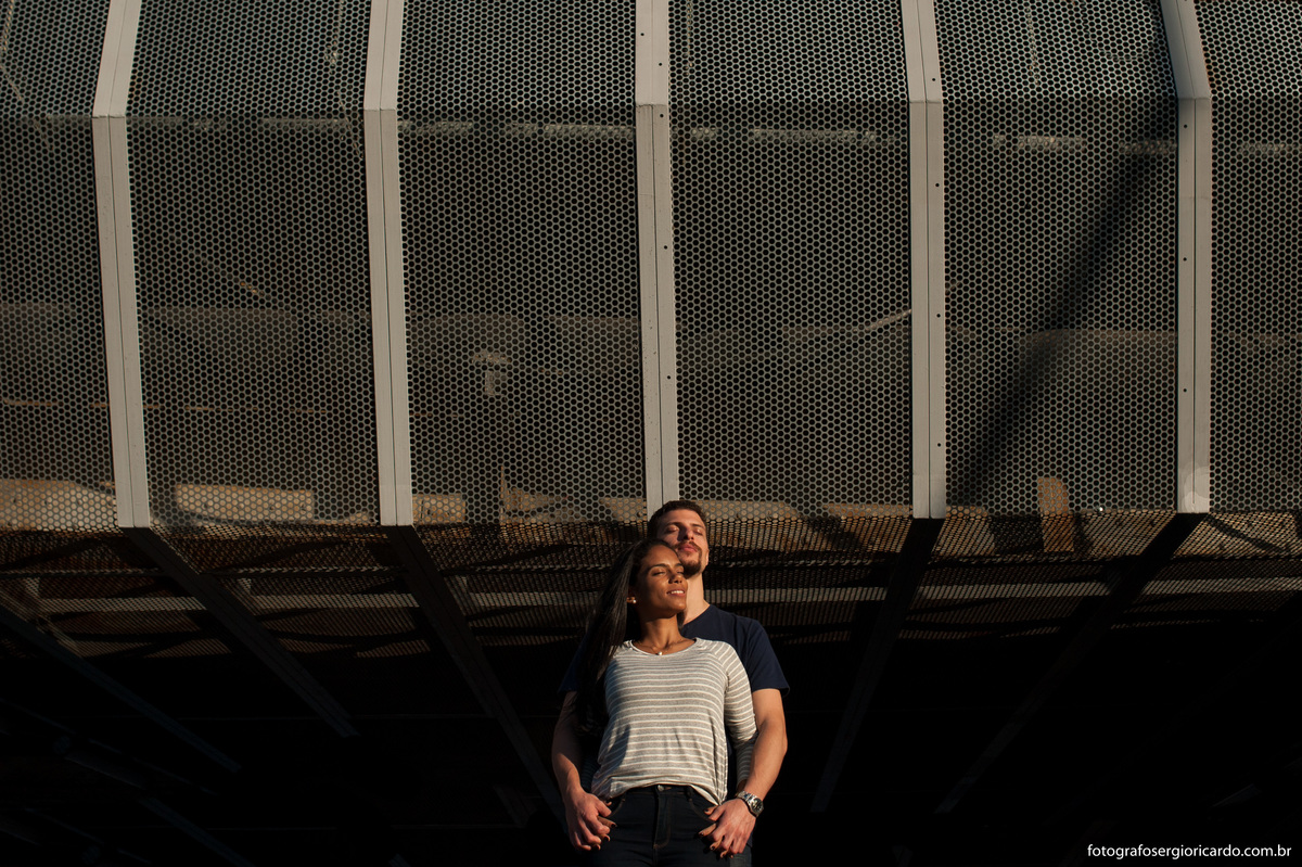 namorados posando para foto no boulevard olímpico rio de janeiro