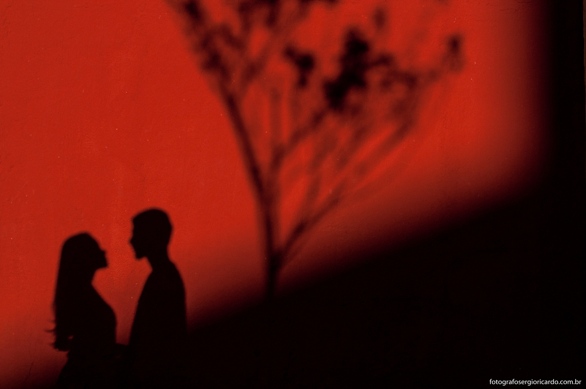 silhoueta sombra de casal na parede vermelha no boulevard olímpico rio de janeiro