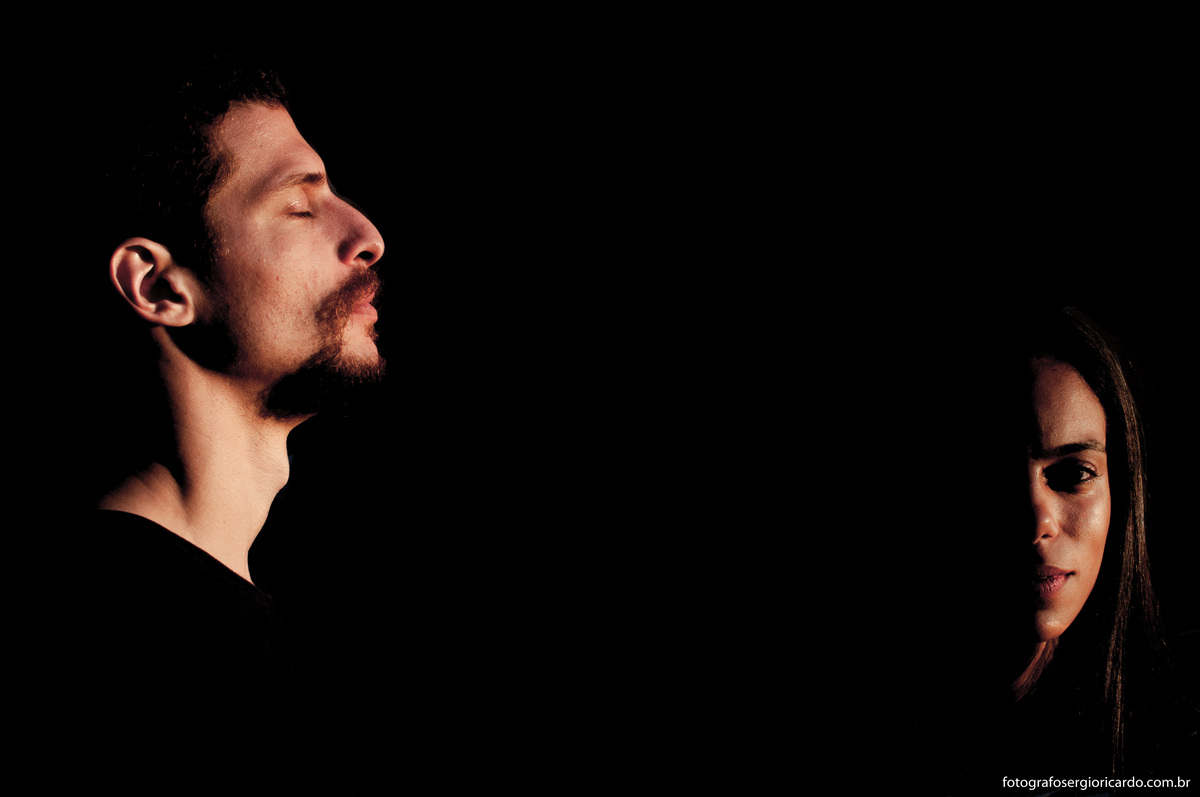 retrato de casal com sobra e luz no boulevard olímpico no rio de janeiro