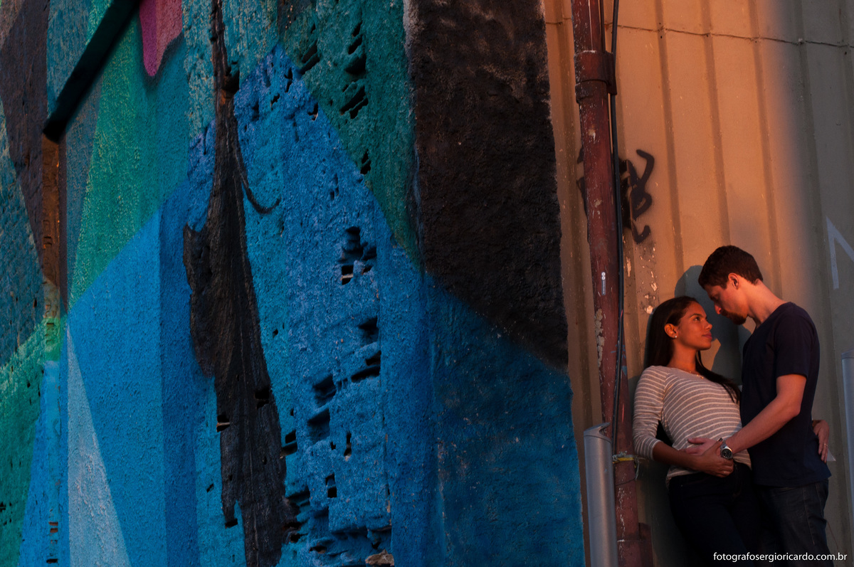 casal de namorados romântico no mural do kobra no boulevard olímpico rio de janeiro