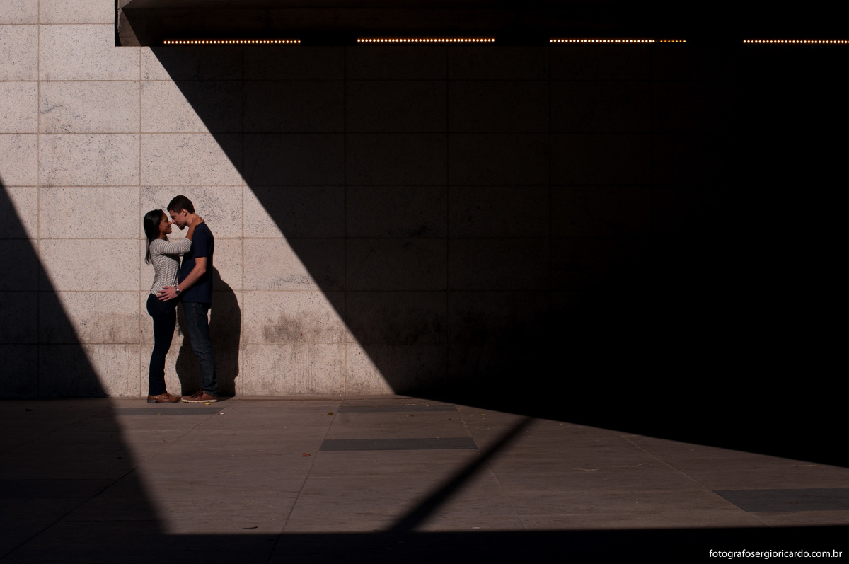 fotografia ensaio de namorados com luz e sombra no rio de janeiro
