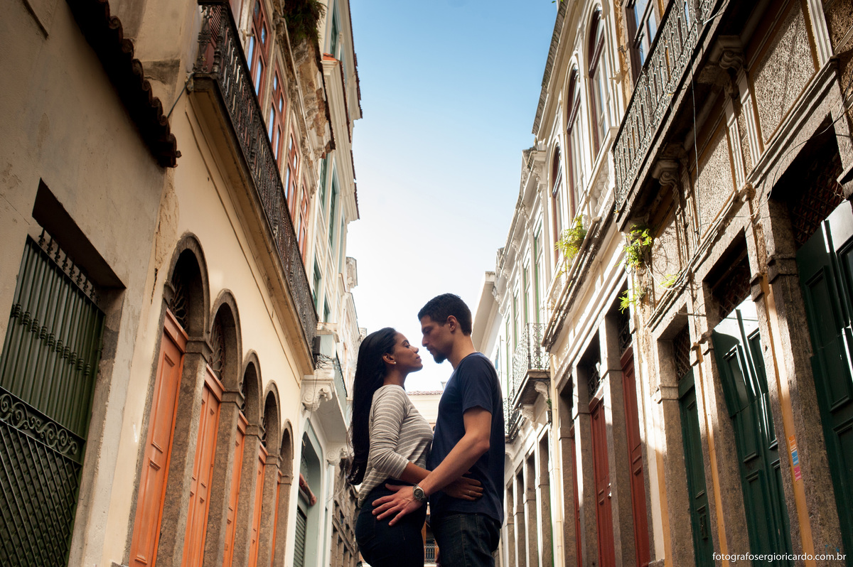 imagem casal de namorados em ensaio fotográfico no arco do teles rio de janeiro