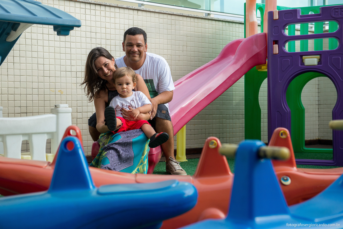 pais brincando com o filho na festa infantil