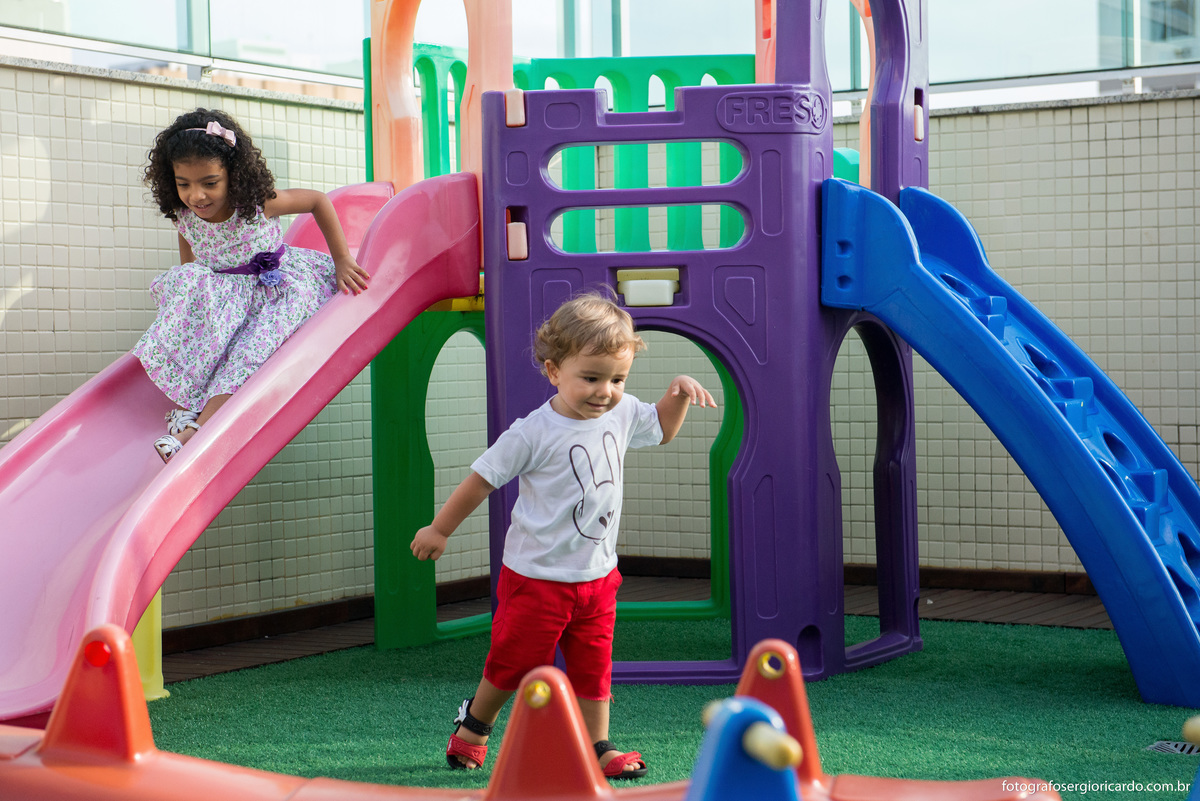 crianças brincando no play em festa infantil