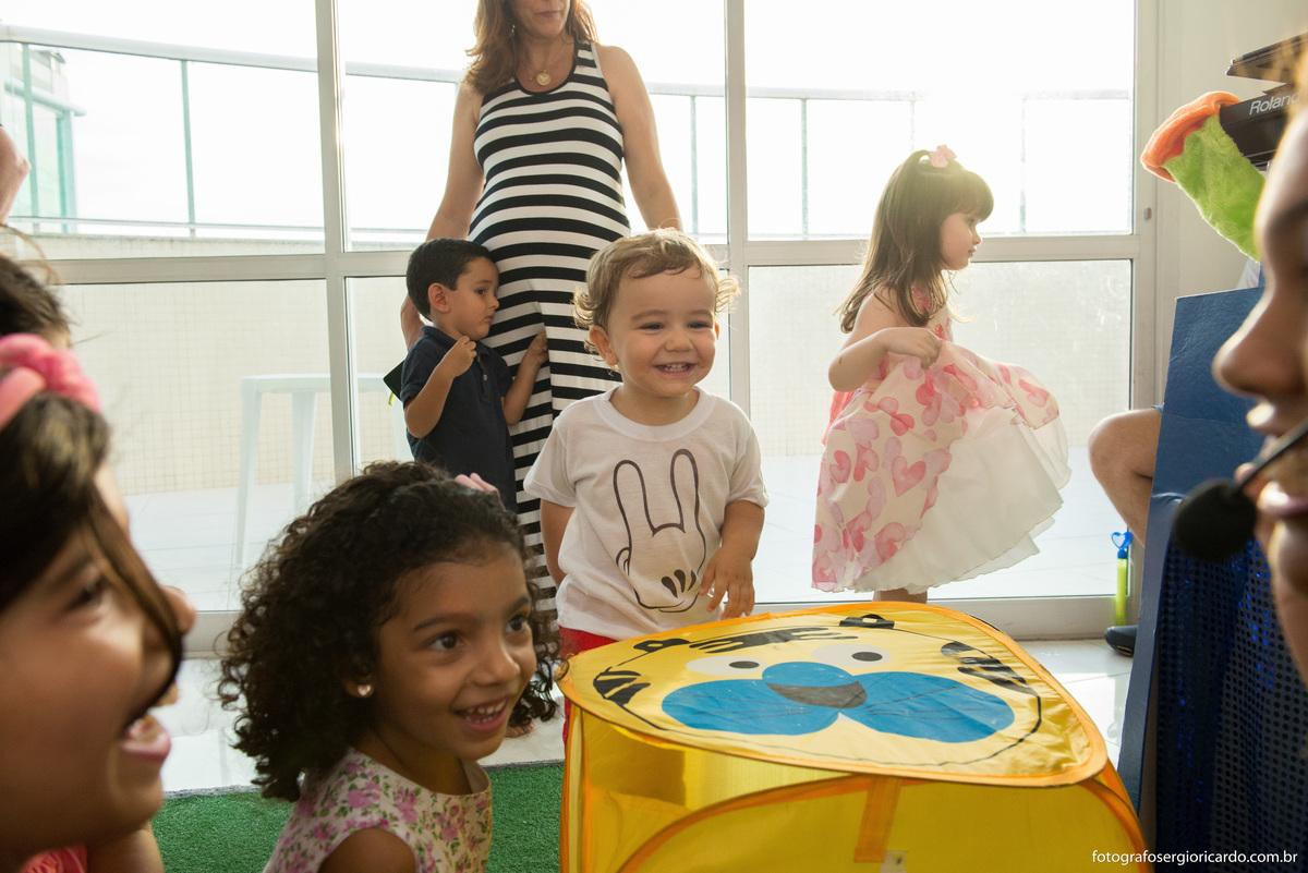 crianças brincando em festa infantil com animadores