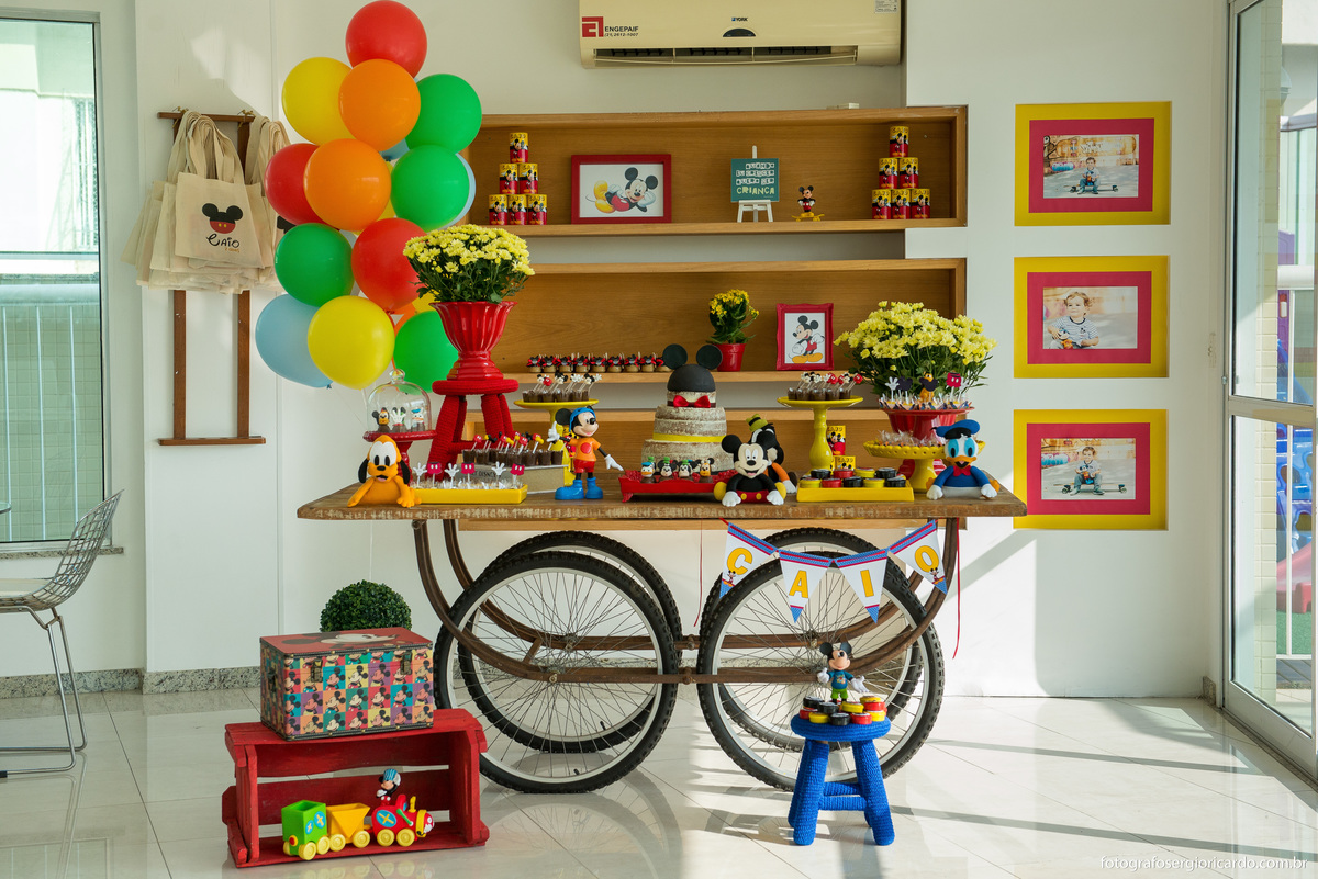 decoração e mesa do bolo em festa infantil
