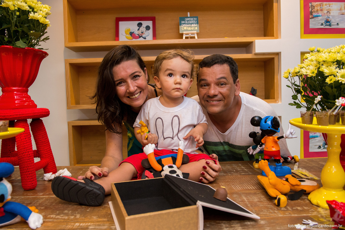 retrato dos pais com a criança na mesa do bolo