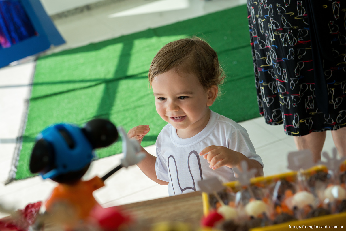 criança brincando na festa