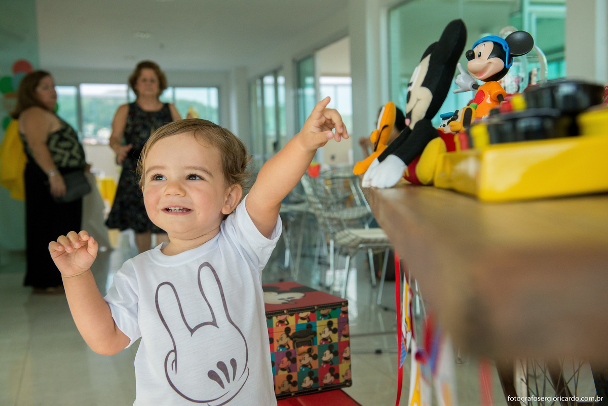 criança brincando no seu anivesário