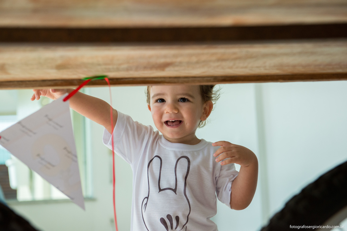 criança brincando no seu niver com tema do mickey