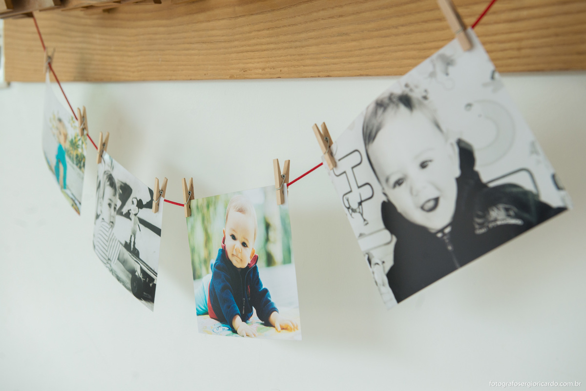 decoração em festa infantil com varal de fotos 
