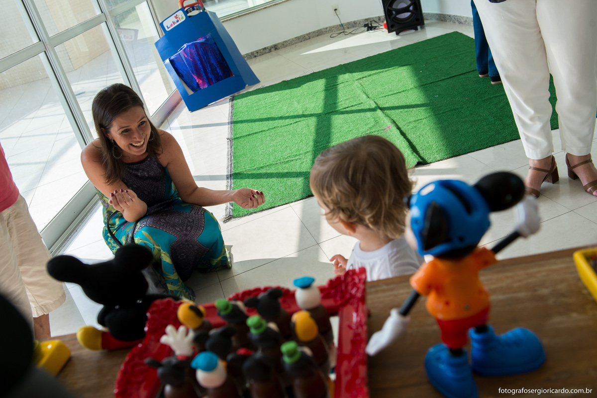 mãe da criança brincando em festa infantil