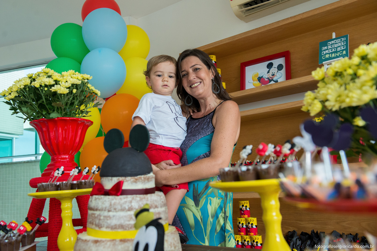mãe com o filho na mesa do bolo