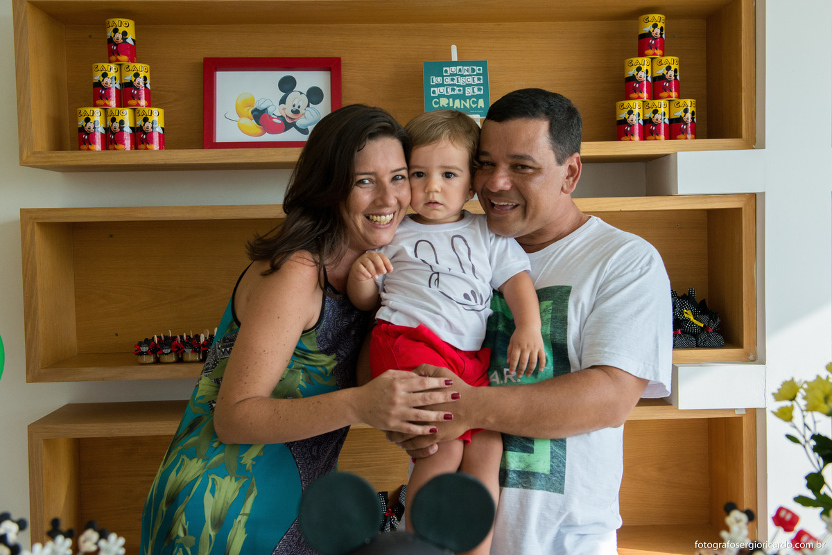 pais com o filho em festa de aniversário