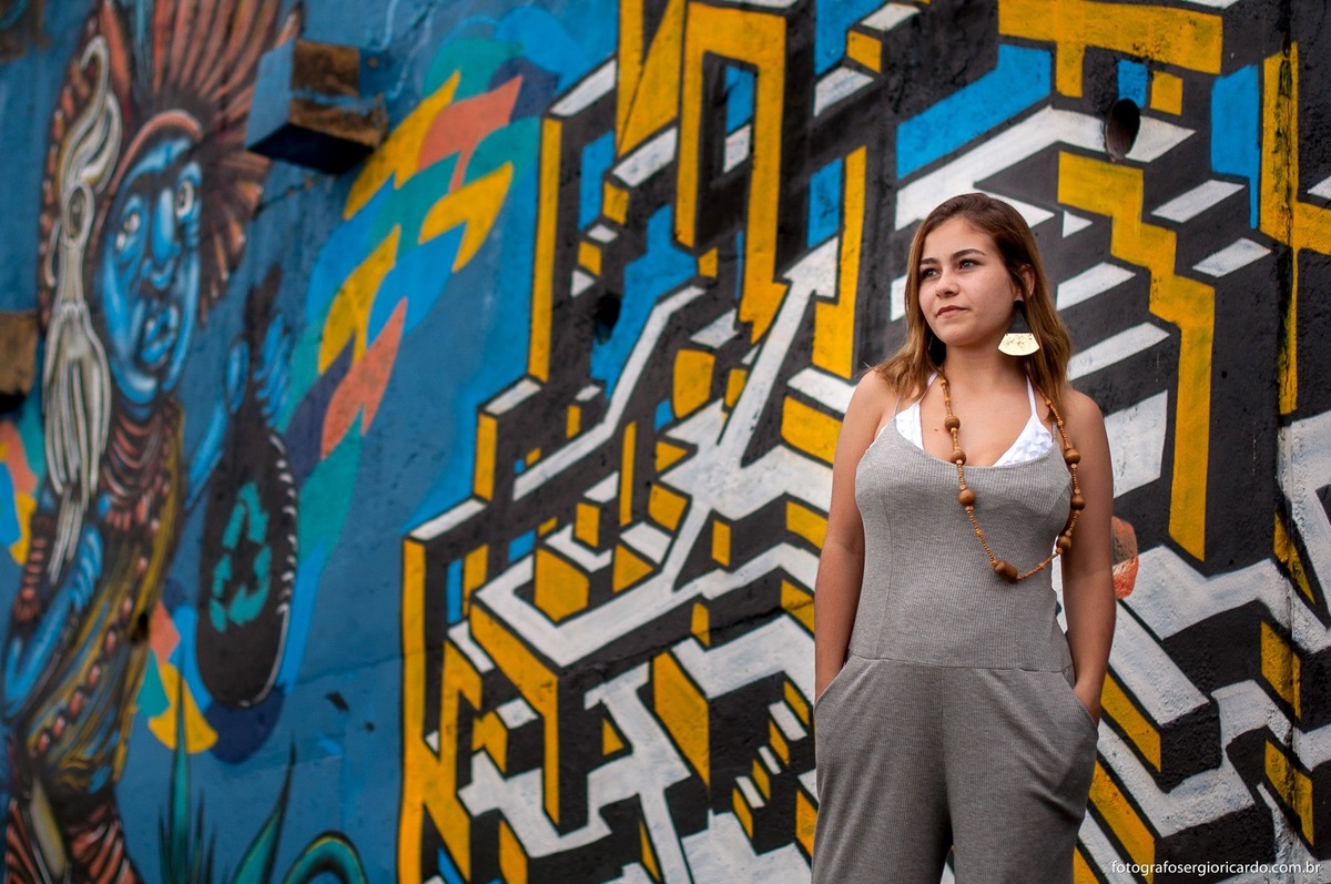 retrato de debutante com muro grafitado de fundo na praia da joatinga