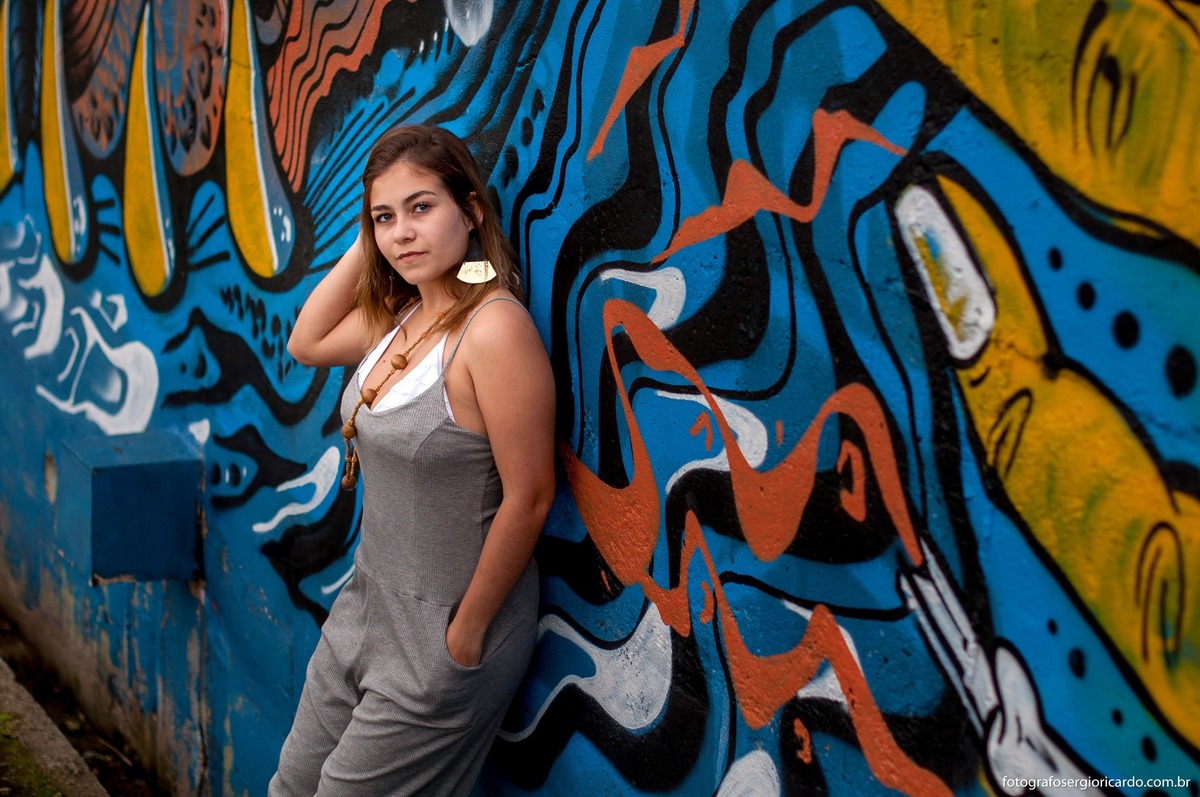 ensaio de 15 anos em muro grafitado