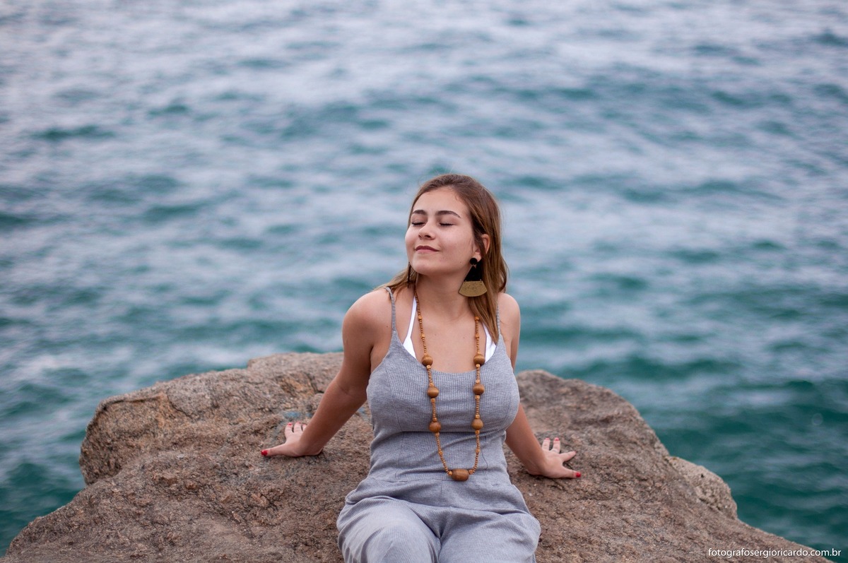 aniversariante de 15 anos em praia da joatinga no ensaio fotográfico