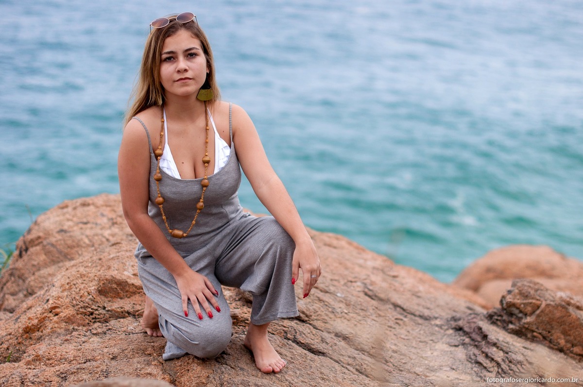 retrato de debutante em pedra na praia da joatinga