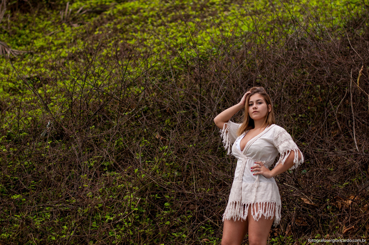 fotografia de ensaio debutante com vegetação ao fundo