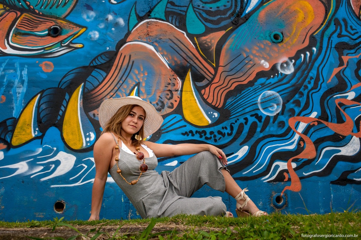 retrato de debutante com chapéu na praia da joatinga