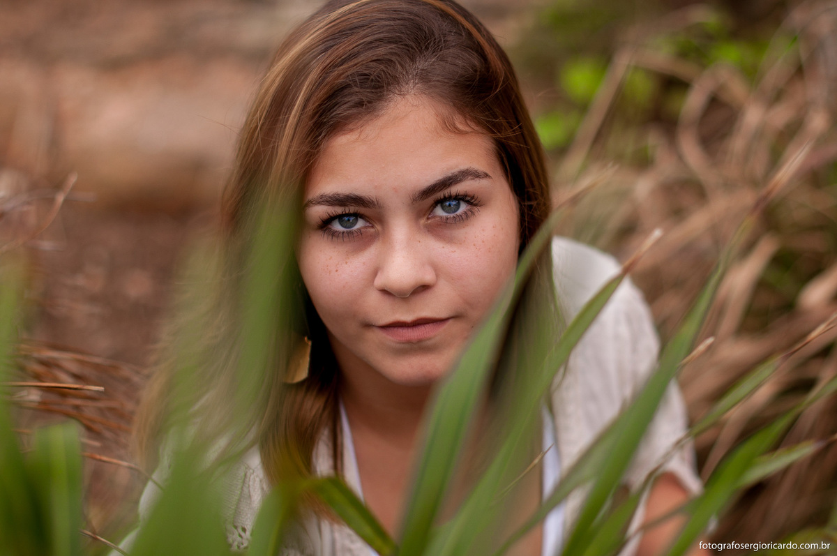 olhar da debutante entre vegetação na praia da joatinga