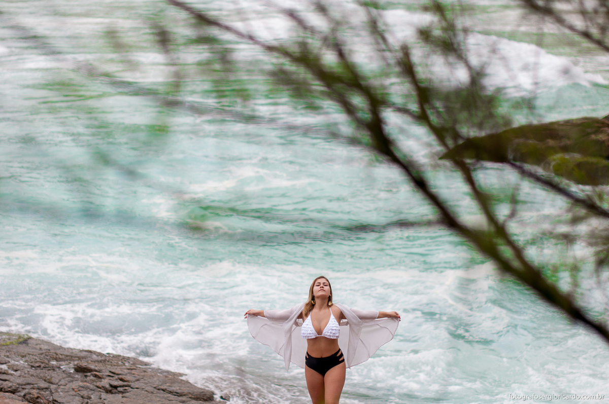 foto com debutante de biquini na praia da joatinga