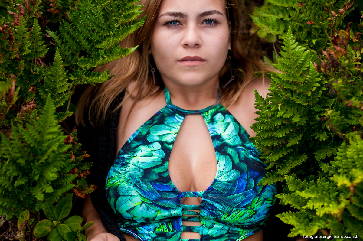 fotografia em close da debutante em vegetação na praia da joatinga