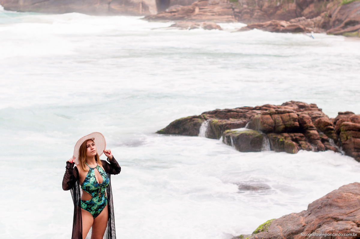 fotografia de debutante com maiô e chapéu em praia da joatinga 