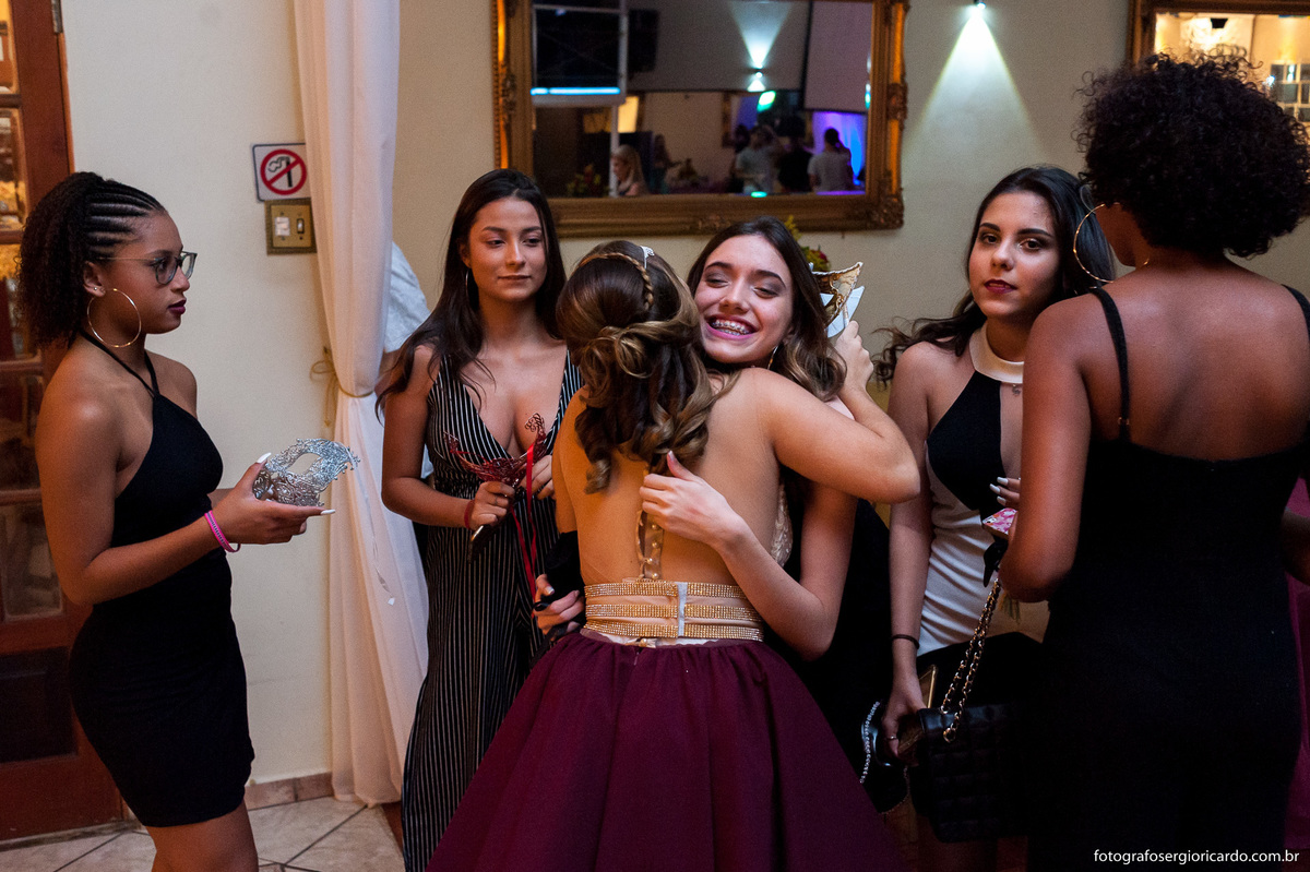 foto de debutante recebendo as amigas na casa de festas
