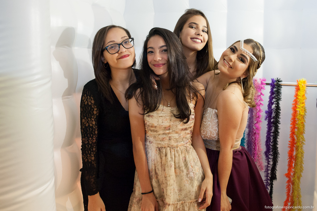 imagem da debutante com as amigas na foto cabine