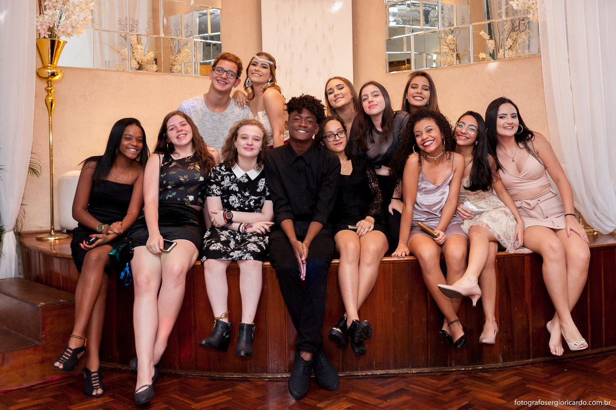 fotografia da debutante com as amigas na casa de festas