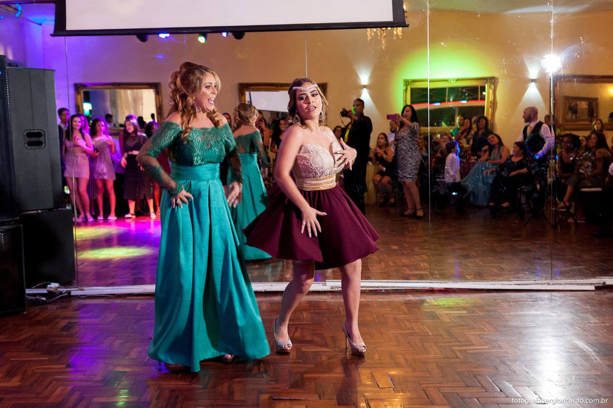 foto da debutante dançando com a mãe na festa de 15 anos