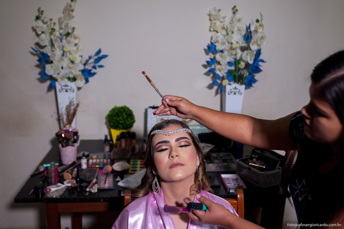 imagem da maquiadora terminado o make up da debutante