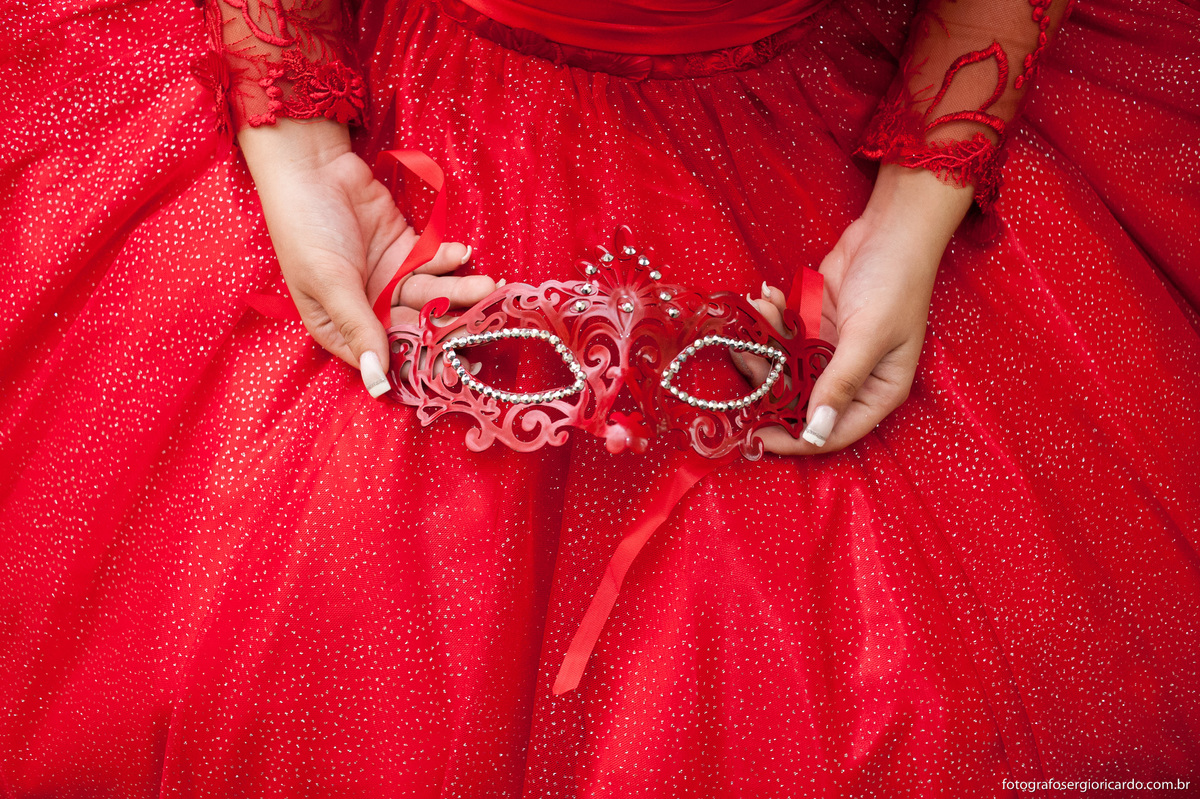 foto da debutante segurando máscara na festa