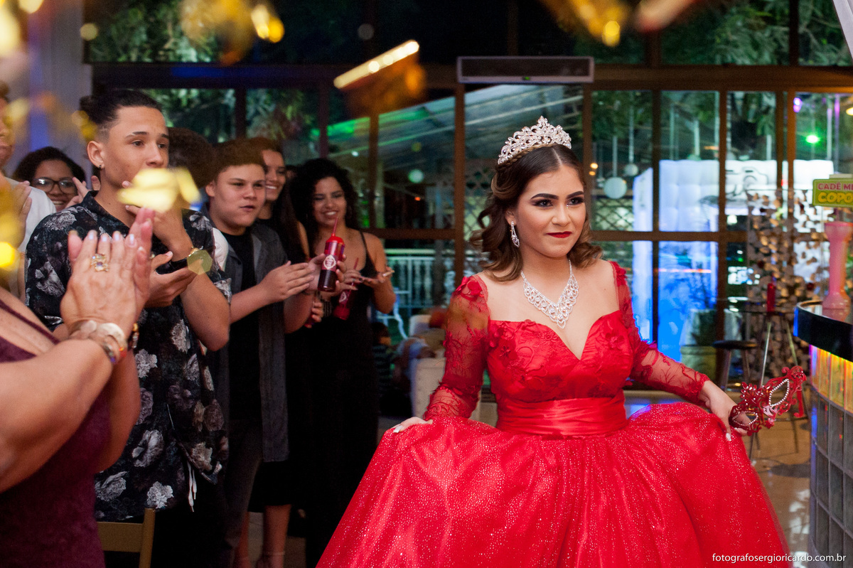 foto da debutante entrando na pista de dança na casa de festa