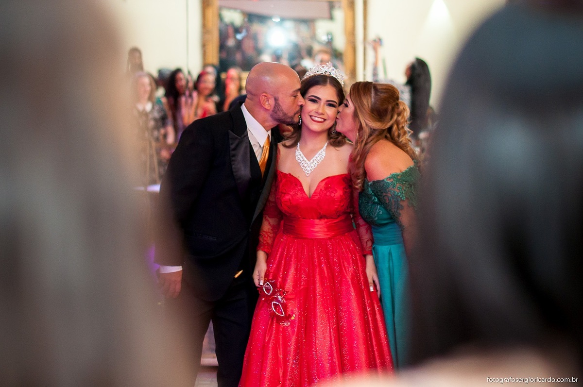imagem do beijo dos pais da debutante em casa de festa