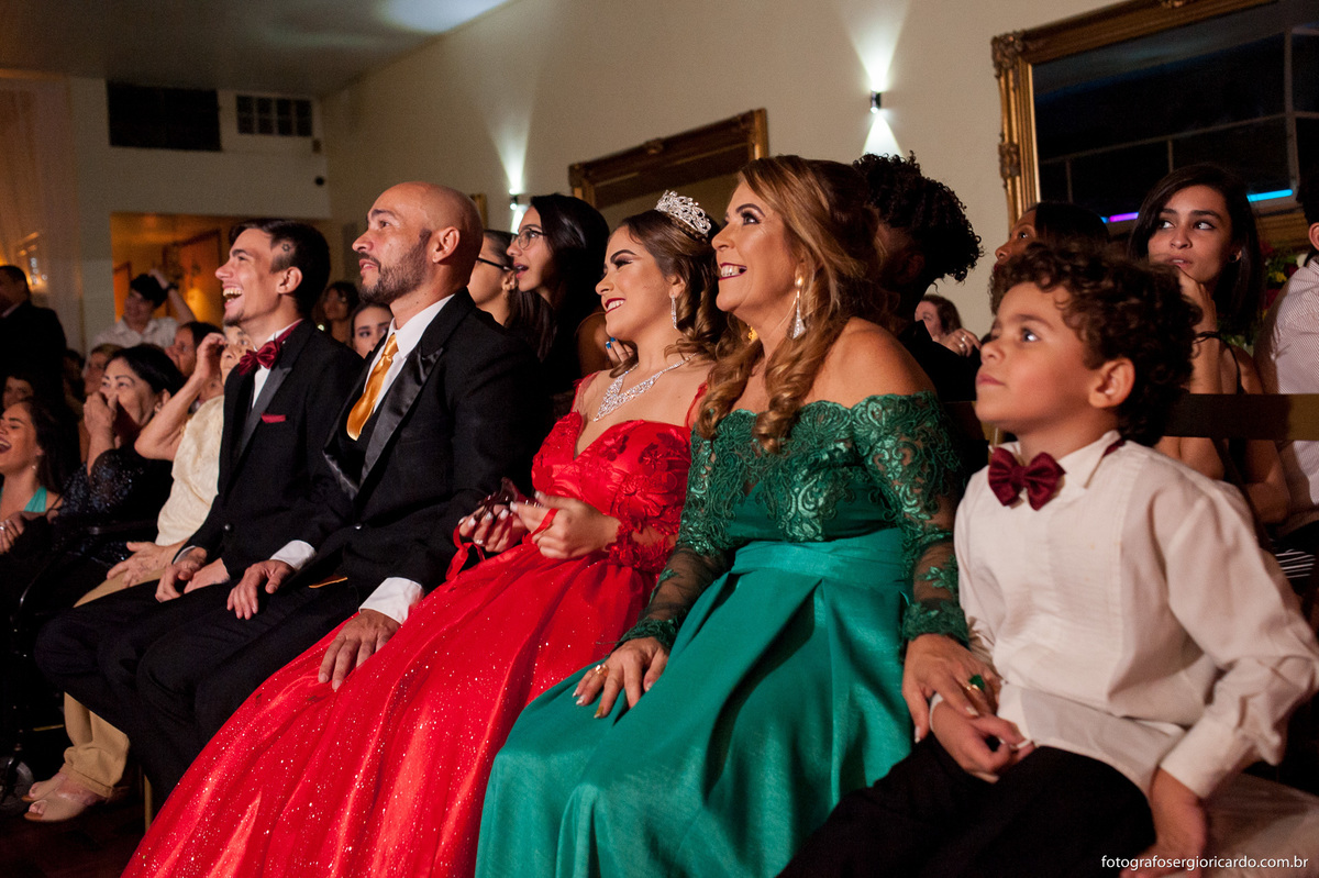foto da família da debutante assistindo vídeo retrospectiva
