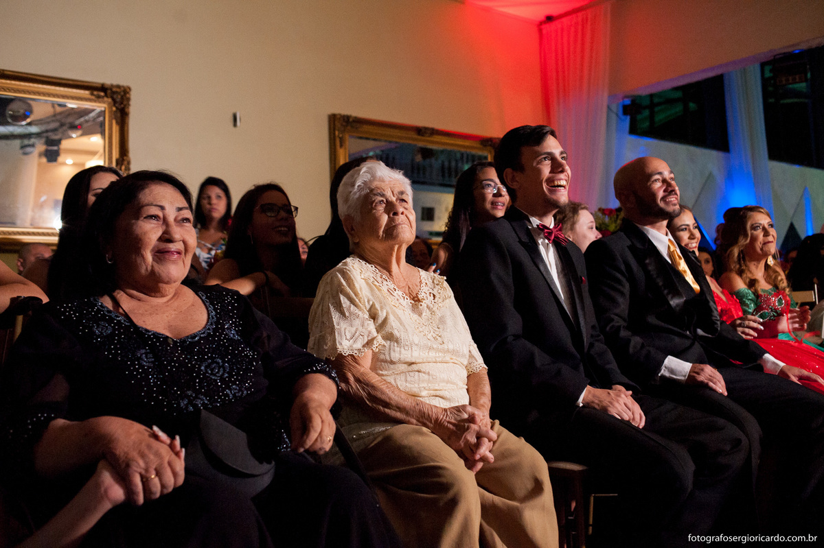 fotografia das avós da debutante assistindo vídeo retrospectiva