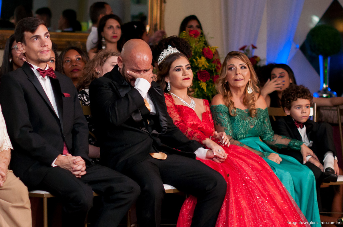 foto do pai chorando com o slideshow de retrospectiva na festa