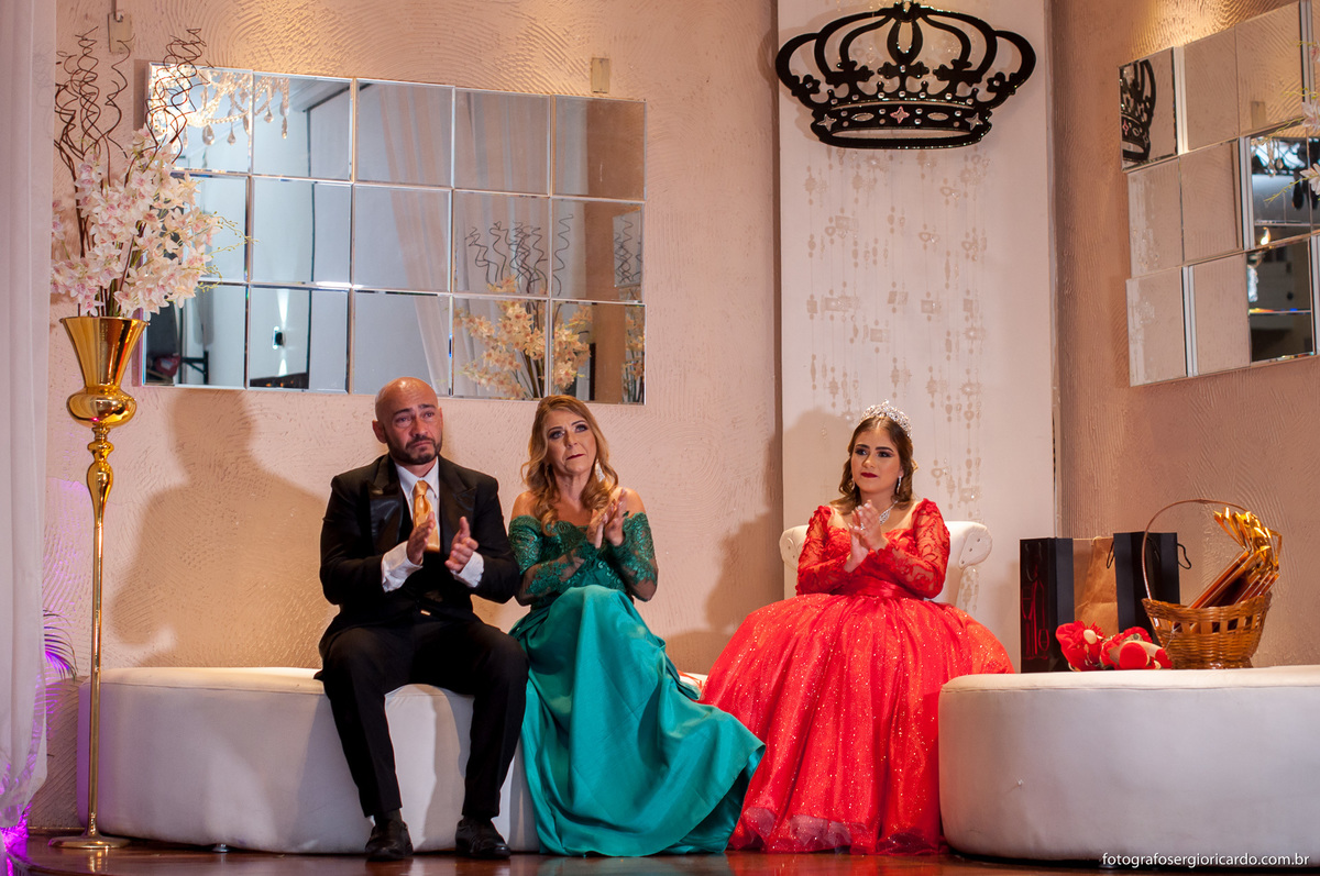 foto dos pais com a debutante na casa de festas
