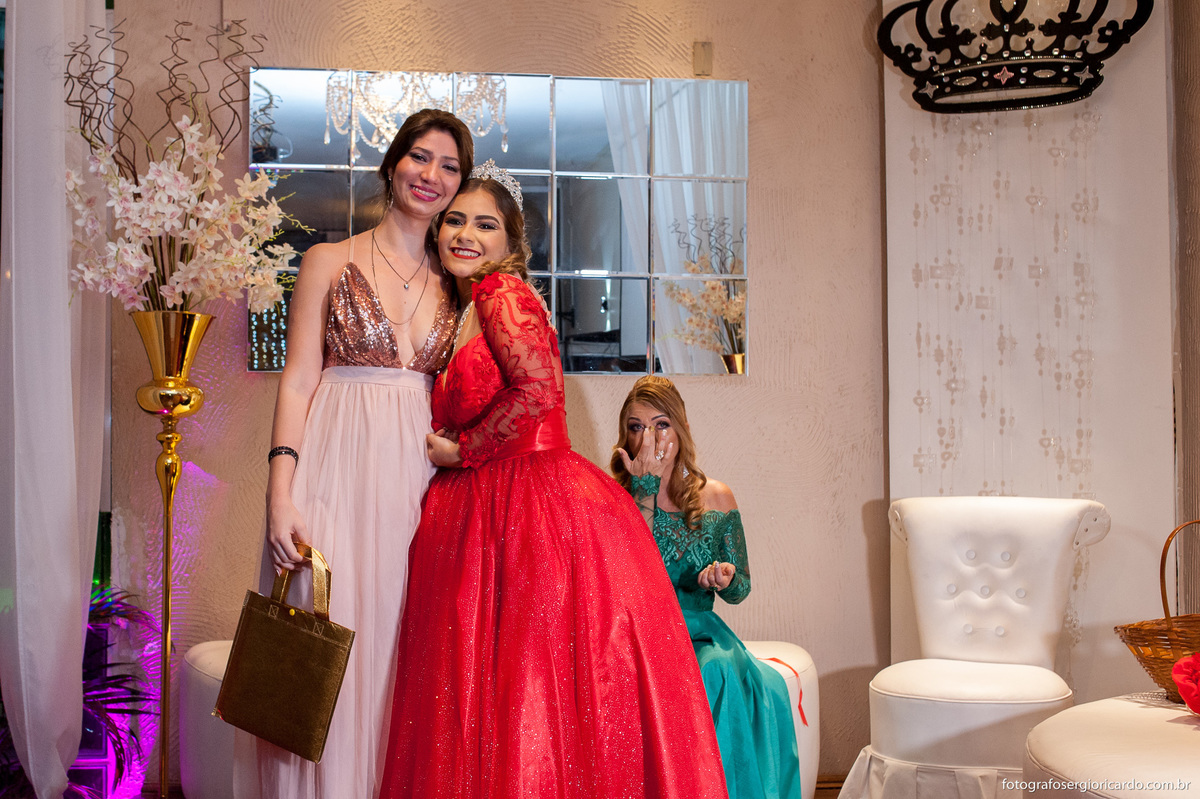 imagem da debutante presenteando a tia na festa de 15 anos