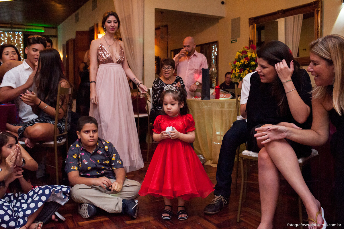 foto de criança levando o anel de 15 anos para a debutante