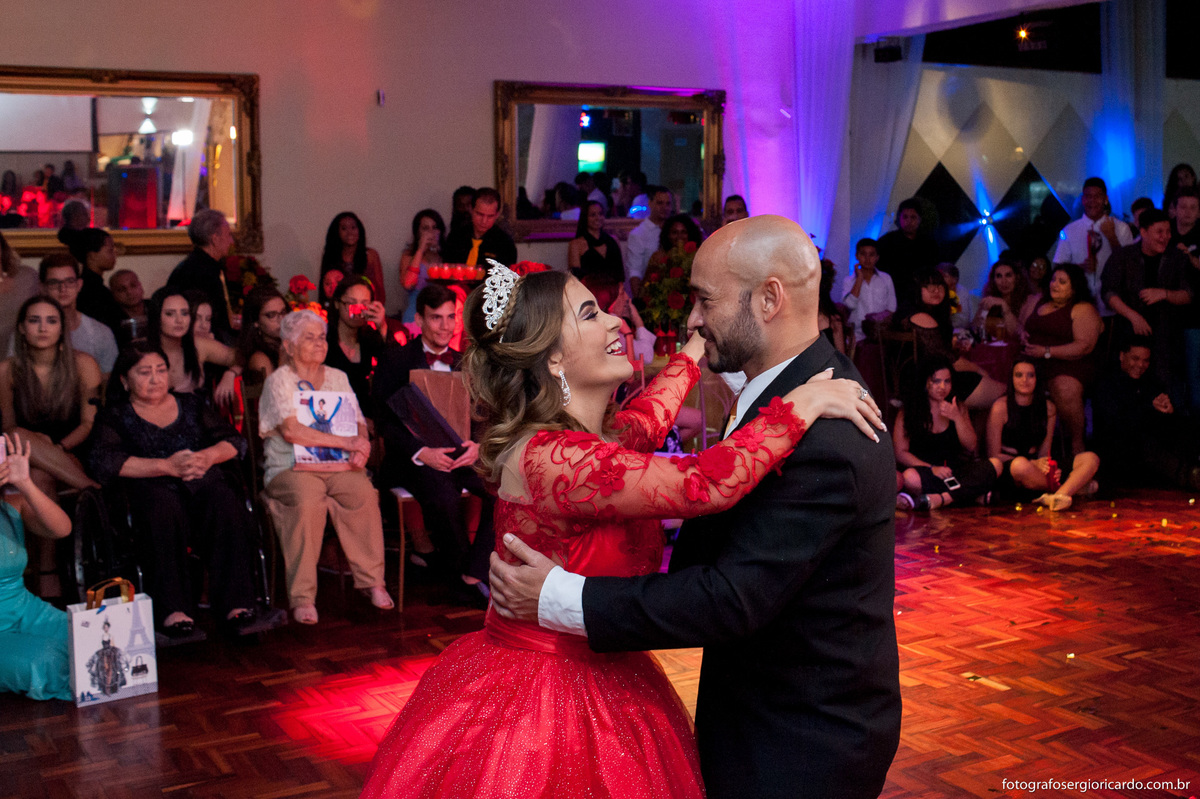 imagem do pai dançando valsa com a debutante
