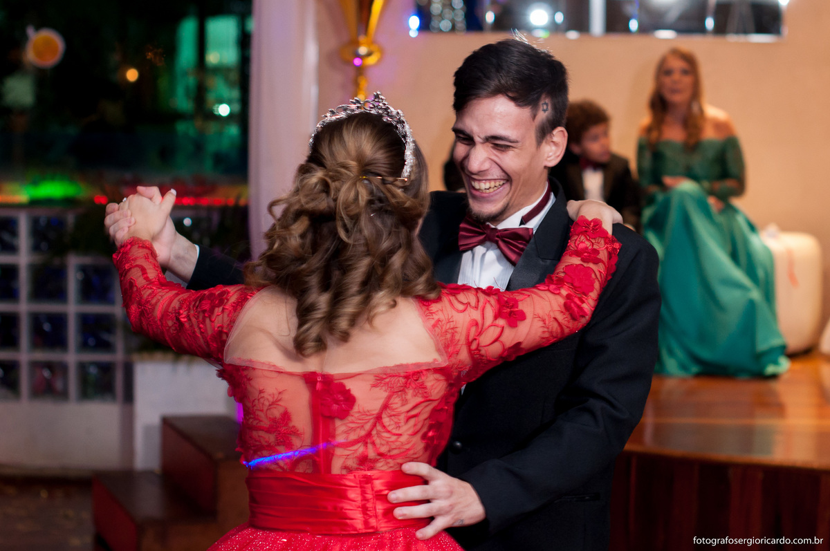 imagem do irmão mais velho dançando valsa com a debutante