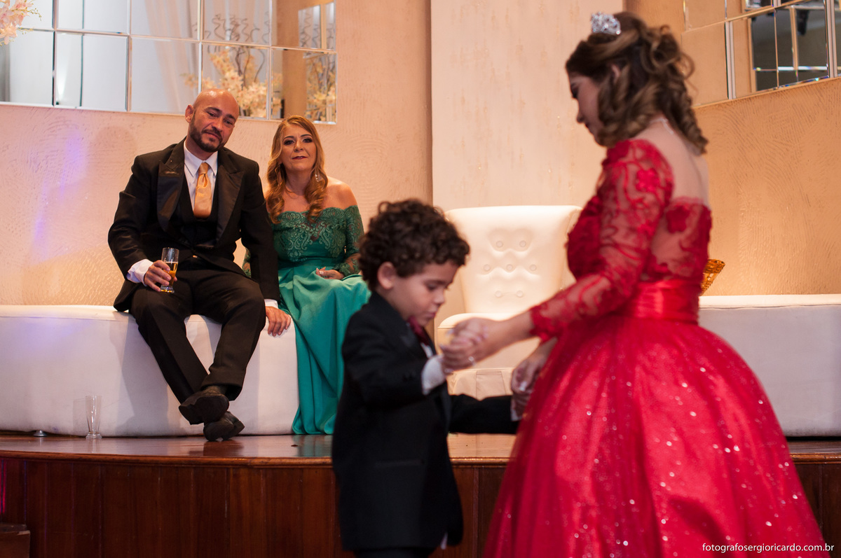 imagem do irmão mais novo dançando valsa com a debutante