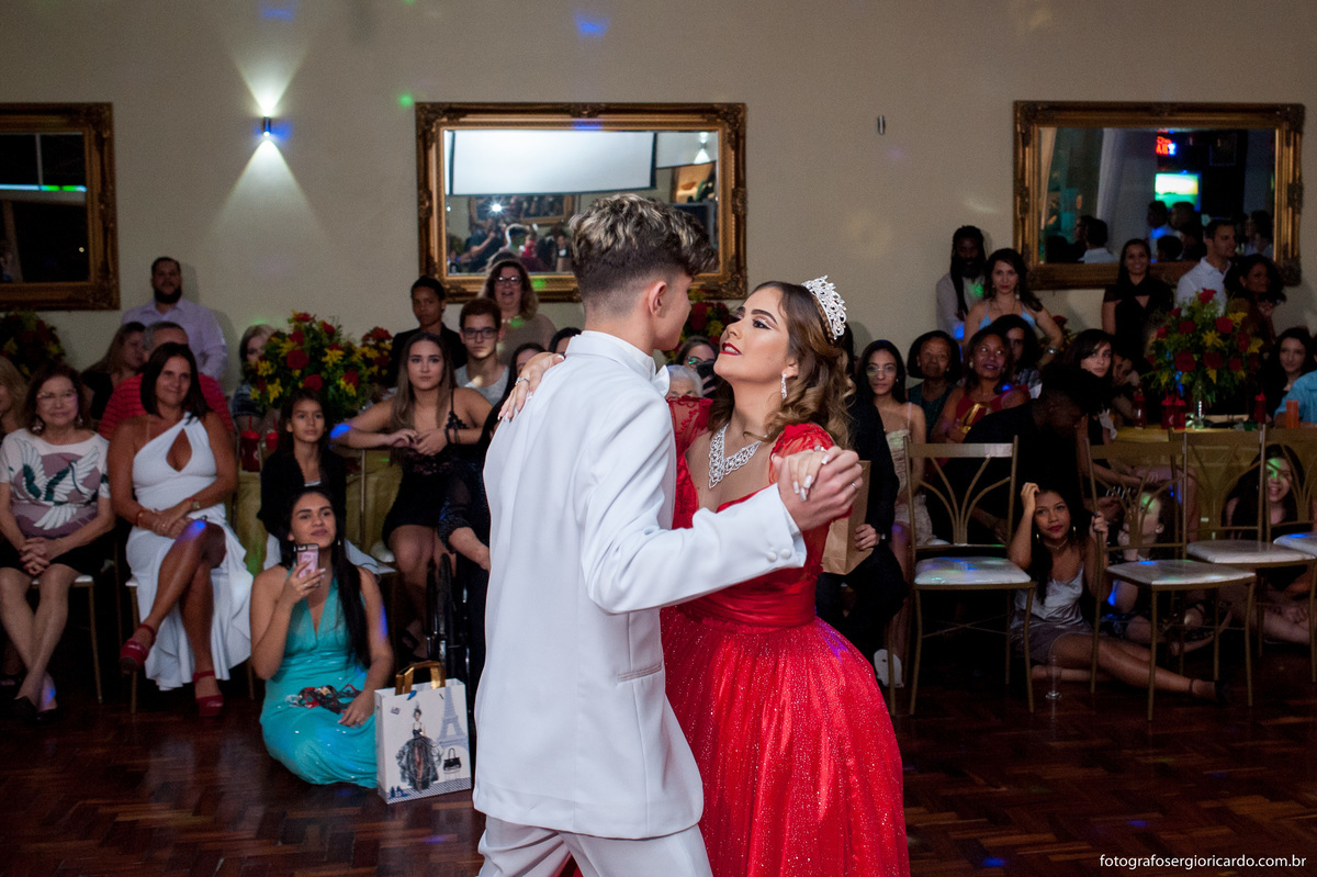 foto da debutante dançando valsa com o príncipe