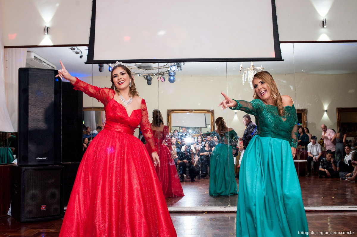 mãe e filha dançando em festa de 15 anos